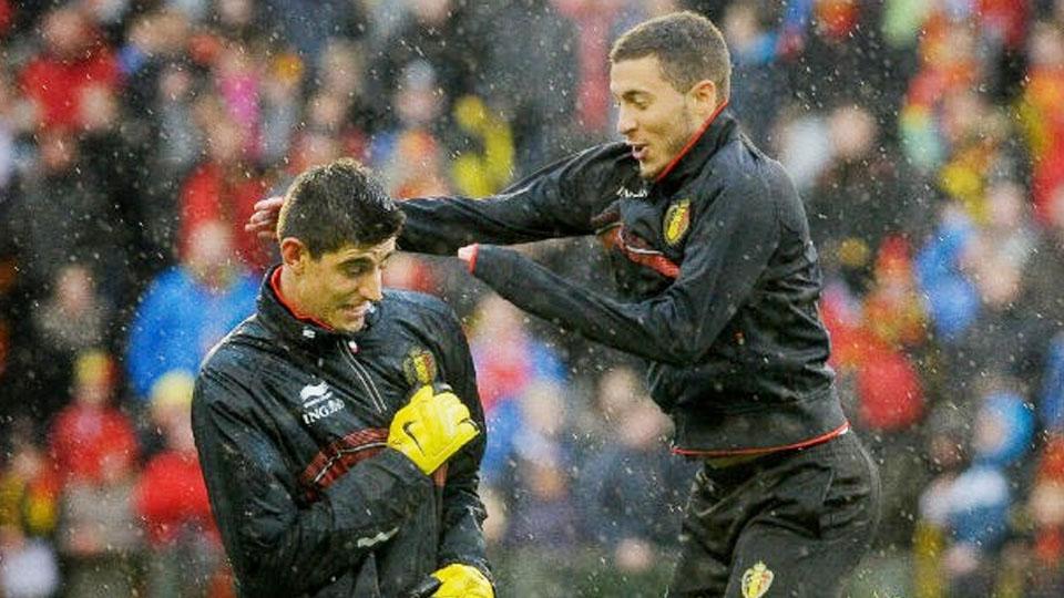 Aksi Thibaut Courtois (kiri) dan Eden Hazard. - INDOSPORT